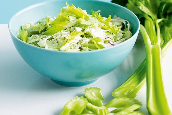 Salada de legumes com ervas para aumentar a potência